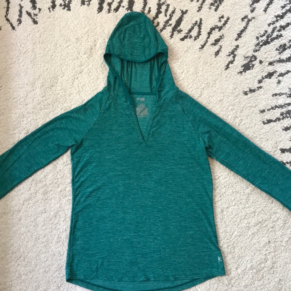 Long sleeve hooded exercise shirt